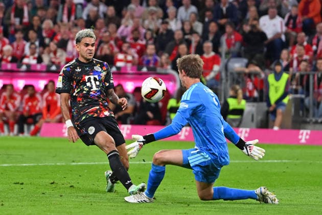 Abseitstor Luis DIAZ (Bayern Muenchen), Aktion,Zweikampf gegen Torwart Frederik ROENNOW (1.FC Union Berlin). Strafraumszene. Fussball 1. Bundesliga Saison 2026 2027, 4.Spieltag, Spieltag04, FC Bayern Muenchen - 1.FC Union Berlin am 18.09.2026 , A L L I A N Z A R E N A.