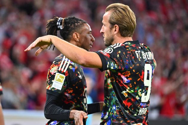 Torjubel Michael OLISE (Bayern Muenchen) nach Tor zum 3-0 mit re:Harry KANE (Bayern Muenchen). Jubel,Freude,Begeisterung,Aktion, Fussball 1. Bundesliga Saison 2026 2027, 4.Spieltag, Spieltag04, FC Bayern Muenchen - 1.FC Union Berlin am 18.09.2026 , A L L I A N Z A R E N A.