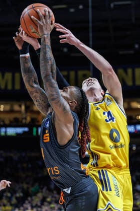 Basketball, Männer: Bundesliga, Alba Berlin - Niners Chemnitz, Uber Arena am 18.9.26 in Berlin. Cobe Williams (NINERS Chemnitz) kämpft gegen Justin Bean (ALBA Berlin) um den Ball. Alba Berlin - Niners Chemnitz