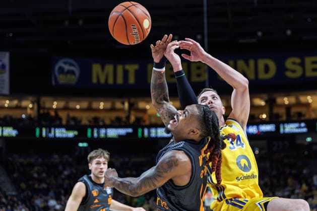Basketball, Männer: Bundesliga, Alba Berlin - Niners Chemnitz, Uber Arena am 18.9.26 in Berlin. Cobe Williams (NINERS Chemnitz) kämpft gegen Justin Bean (ALBA Berlin) um den Ball. Alba Berlin - Niners Chemnitz