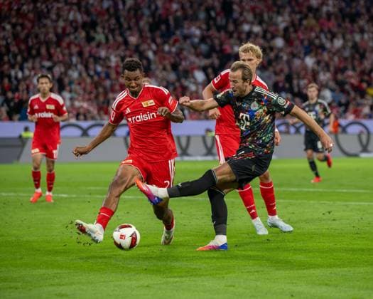 Fußball, Herren, Saison 2026 2027, 1. Bundesliga (4. Spieltag), FC Bayern München - 1. FC Union Berlin, v. l. Felix Uduokhai (1. FC Union Berlin), Harry Kane (Bayern München), Leopold Querfeld (1. FC Union Berlin), 18.09.2026, Copyright: xMatthiasxKochx