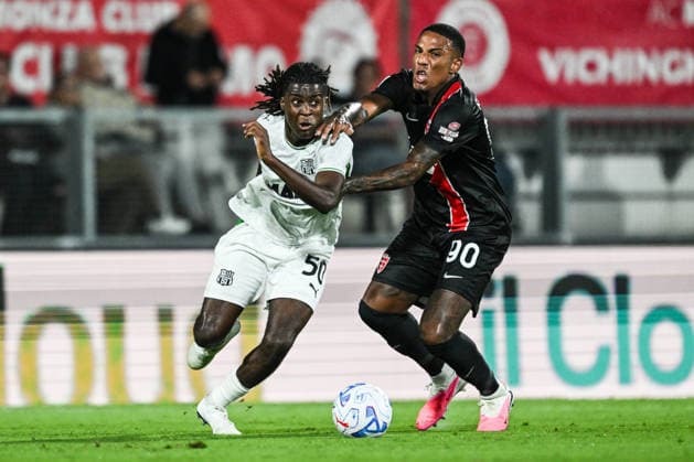 Michael Folorunsho of AC Monza fights for the ball with Darryl Bakola of Sassuolo FC during the Serie A soccer match between AC Monza and Sassuolo FC the Brianteo Stadium in Monza, north Italy - September 18, 2026. - Soccer.  Copyright: xTizianoxBallabio LaPressex