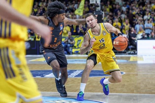 Basketball, Männer: Bundesliga, Alba Berlin - Niners Chemnitz, Uber Arena am 18.9.26 in Berlin. Stefan Smith (NINERS Chemnitz) kämpft gegen Martin Hermannsson (ALBA Berlin) um den Ball. Alba Berlin - Niners Chemnitz