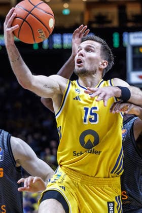 Basketball, Männer: Bundesliga, Alba Berlin - Niners Chemnitz, Uber Arena am 18.9.26 in Berlin. Martin Hermannsson (ALBA Berlin) legt den Ball in den Korb. Alba Berlin - Niners Chemnitz