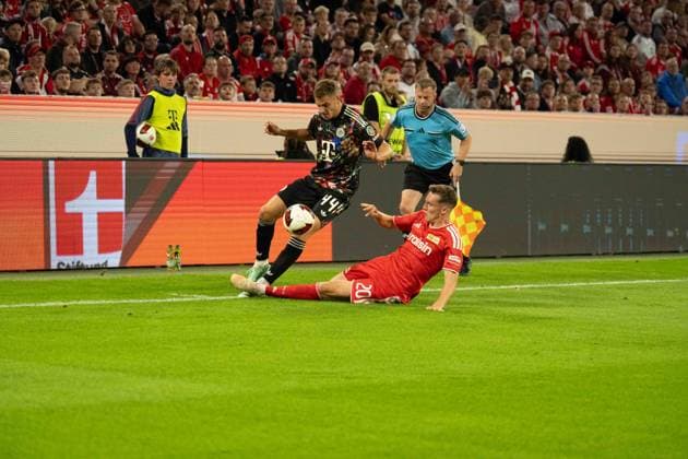 18.09.2026: Fußball: FC Bayern München - Union Berlin, 4. Spieltag der 1. Bundesliga in der Allianz Arena in München Josip Stanisic (FC Bayern Munchen, 44) VS Michel Aebischer (Union Berlin, 20) WICHTIGER HINWEIS: Gemäß den Vorgaben der DFL und des DFB ist es untersagt, in dem Stadion und oder vom Spiel angefertigte Fotoaufnahmen in Form von Sequenzbildern und oder videoähnlichen Fotostrecken zu verwerten bzw. verwerten zu lassen. Copyright: xJamesxZabelx