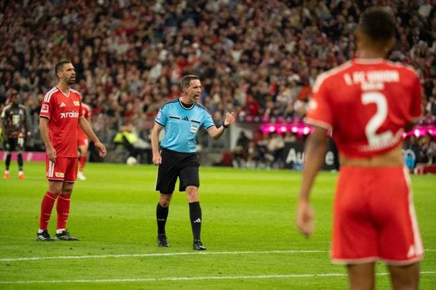 18.09.2026: Fußball: FC Bayern München - Union Berlin, 4. Spieltag der 1. Bundesliga in der Allianz Arena in München Schiedsrichter Benjamin Brand WICHTIGER HINWEIS: Gemäß den Vorgaben der DFL und des DFB ist es untersagt, in dem Stadion und oder vom Spiel angefertigte Fotoaufnahmen in Form von Sequenzbildern und oder videoähnlichen Fotostrecken zu verwerten bzw. verwerten zu lassen. Copyright: xJamesxZabelx