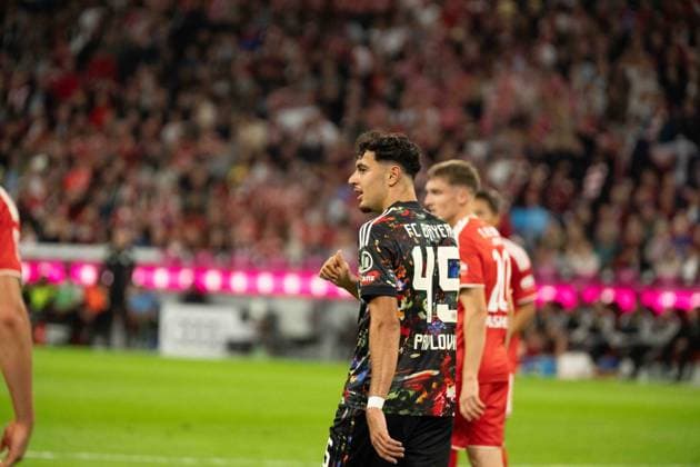 18.09.2026: Fußball: FC Bayern München - Union Berlin, 4. Spieltag der 1. Bundesliga in der Allianz Arena in München Daumen Hoch von Aleksandar Pavlovic (FC Bayern Munchen, 45) WICHTIGER HINWEIS: Gemäß den Vorgaben der DFL und des DFB ist es untersagt, in dem Stadion und oder vom Spiel angefertigte Fotoaufnahmen in Form von Sequenzbildern und oder videoähnlichen Fotostrecken zu verwerten bzw. verwerten zu lassen. Copyright: xJamesxZabelx