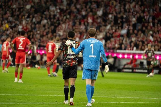 18.09.2026: Fußball: FC Bayern München - Union Berlin, 4. Spieltag der 1. Bundesliga in der Allianz Arena in München Jamal Musiala (FC Bayern Munchen, 10) und Frederik Rönnow (Union Berlin, 1) WICHTIGER HINWEIS: Gemäß den Vorgaben der DFL und des DFB ist es untersagt, in dem Stadion und oder vom Spiel angefertigte Fotoaufnahmen in Form von Sequenzbildern und oder videoähnlichen Fotostrecken zu verwerten bzw. verwerten zu lassen. Copyright: xJamesxZabelx