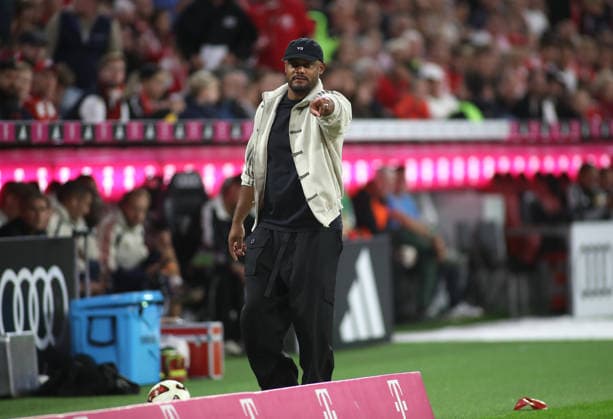 Fussball, Herren, Bundesliga, Saison 2026 2027, FC Bayern München - 1. FC Union Berlin, Allianz Arena Vincent Kompany, Trainer (FC Bayern München) hebt den linken Arm DFB, DFL regulations prohibit any use of photographs as image sequences and or quasi-video