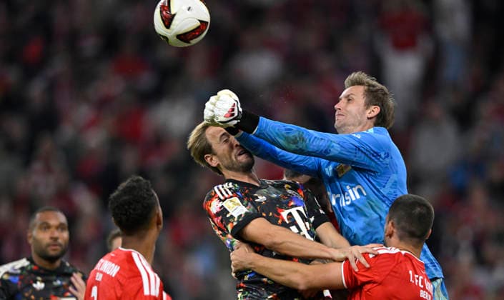 Strafraumszene, Torraumszene Kopfballduell Zweikampf Aktion Torwart Frederik Roennow 1. FC Union Berlin FCU (01) trifft Harry Kane FC Bayern Muenchen FCB (09) am Kopf Aktion Felix Uduokhai 1. FC Union Berlin FCU (02) Rani Khedira 1. FC Union Berlin FCU (08) FC Bayern Muenchen FCB vs 1. FC Union Berlin FCU 18.09.2026 DFL REGULATIONS PROHIBIT ANY USE OF PHOTOGRAPHS AS IMAGE SEQUENCES AND OR QUASI-VIDEO FC Bayern Muenchen FCB vs 1. FC Union Berlin FCU