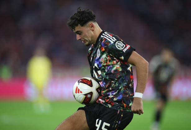 Fussball, Herren, Bundesliga, Saison 2026 2027, FC Bayern München - 1. FC Union Berlin, Allianz Arena Aleksandar Pavlovic (FC Bayern München) nimmt einen Ball mit dem Bauch an DFB, DFL regulations prohibit any use of photographs as image sequences and or quasi-video