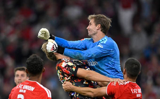 Strafraumszene, Torraumszene Kopfballduell Zweikampf Aktion Torwart Frederik Roennow 1. FC Union Berlin FCU (01) trifft Harry Kane FC Bayern Muenchen FCB (09) am Kopf Aktion Felix Uduokhai 1. FC Union Berlin FCU (02) Rani Khedira 1. FC Union Berlin FCU (08) FC Bayern Muenchen FCB vs 1. FC Union Berlin FCU 18.09.2026 DFL REGULATIONS PROHIBIT ANY USE OF PHOTOGRAPHS AS IMAGE SEQUENCES AND OR QUASI-VIDEO FC Bayern Muenchen FCB vs 1. FC Union Berlin FCU