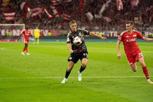 18.09.2026: Fußball: FC Bayern München - Union Berlin, 4. Spieltag der 1. Bundesliga in der Allianz Arena in München Josip Stanisic (FC Bayern Munchen, 44) VS Michel Aebischer (Union Berlin, 20) WICHTIGER HINWEIS: Gemäß den Vorgaben der DFL und des DFB ist es untersagt, in dem Stadion und oder vom Spiel angefertigte Fotoaufnahmen in Form von Sequenzbildern und oder videoähnlichen Fotostrecken zu verwerten bzw. verwerten zu lassen. Copyright: xJamesxZabelx