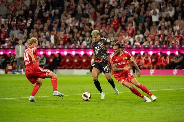 18.09.2026: Fußball: FC Bayern München - Union Berlin, 4. Spieltag der 1. Bundesliga in der Allianz Arena in München Luis Diaz (FC Bayern Munchen, 14) VS Leopold Querfeld (Union Berlin, 14) und Christopher Trimmel (Union Berlin, 28) WICHTIGER HINWEIS: Gemäß den Vorgaben der DFL und des DFB ist es untersagt, in dem Stadion und oder vom Spiel angefertigte Fotoaufnahmen in Form von Sequenzbildern und oder videoähnlichen Fotostrecken zu verwerten bzw. verwerten zu lassen. Copyright: xJamesxZabelx