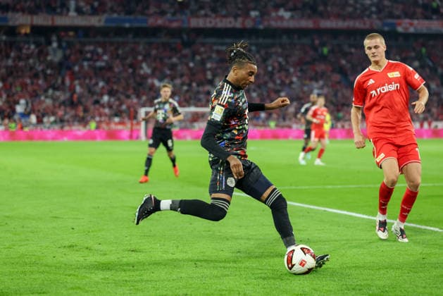 Michael Olise (FC Bayern Muenchen, 17) mit Ball, mit Tom Rothe (1. FC Union Berlin, 15), GER, FC Bayern Muenchen vs. 1. FC Union Berlin, Fussball, Bundesliga, 4. Spieltag, Saison 2026 2027, 18.09.2026, DFL DFB REGULATIONS PROHIBIT ANY USE OF PHOTOGRAPHS as IMAGE SEQUENCES and or QUASI-VIDEO, GER, FC Bayern Muenchen vs. 1. FC Union Berlin, Fussball, Bundesliga, 4. Spieltag, Saison 2026 2027, 18.09.2026 Muenchen Copyright: xEibner-Pressefoto JennixMaulx EP_JML