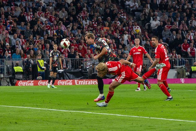 Fußball, Herren, Saison 2026 2027, 1. Bundesliga (4. Spieltag), FC Bayern München - 1. FC Union Berlin, Harry Kane (Bayern München) erzielt das Tor zum 4:0 gegen Leopold Querfeld (1. FC Union Berlin) und Rani Khedira (1. FC Union Berlin), 18.09.2026, Copyright: xMatthiasxKochx