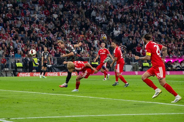 Fußball, Herren, Saison 2026 2027, 1. Bundesliga (4. Spieltag), FC Bayern München - 1. FC Union Berlin, Harry Kane (Bayern München) erzielt das Tor zum 4:0 gegen Leopold Querfeld (1. FC Union Berlin) und Rani Khedira (1. FC Union Berlin), 18.09.2026, Copyright: xMatthiasxKochx