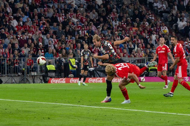 Fußball, Herren, Saison 2026 2027, 1. Bundesliga (4. Spieltag), FC Bayern München - 1. FC Union Berlin, Harry Kane (Bayern München) erzielt das Tor zum 4:0 gegen Leopold Querfeld (1. FC Union Berlin) und Rani Khedira (1. FC Union Berlin), 18.09.2026, Copyright: xMatthiasxKochx