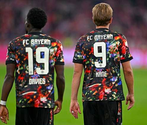 18.09.2026, Fussball Bundesliga 2026 2027, 4.Spieltag, FC Bayern München - 1.FC Union Berlin, in der Allianz-Arena München, v.l. Alphonso Davies (FC Bayern München) und Harry Kane (FC Bayern München) im Wiesn Trikot.