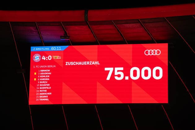 Fußball, Herren, Saison 2026 2027, 1. Bundesliga (4. Spieltag), FC Bayern München - 1. FC Union Berlin, Anzeigetafel mit Zuschauerzahl: 75000, 18.09.2026, Copyright: xMatthiasxKochx