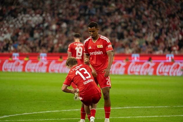 18.09.2026: Fußball: FC Bayern München - Union Berlin, 4. Spieltag der 1. Bundesliga in der Allianz Arena in München Felix Uduokhai (Union Berlin, 2) hilft Andras Schafer (Union Berlin, 13) aufstehen. WICHTIGER HINWEIS: Gemäß den Vorgaben der DFL und des DFB ist es untersagt, in dem Stadion und oder vom Spiel angefertigte Fotoaufnahmen in Form von Sequenzbildern und oder videoähnlichen Fotostrecken zu verwerten bzw. verwerten zu lassen. Copyright: xJamesxZabelx