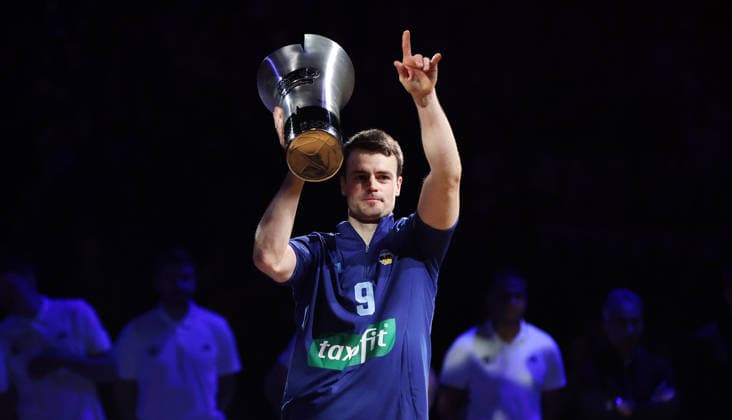 Jonas Mattisseck präsentiert den Meisterpokal Aktion Oberkörper Basketball BBL Bundesliga Herren 1. Spieltag Saison 2026 2027 18.09.2026 ALBA Berlin vs. Niners Chemnitz 99ers