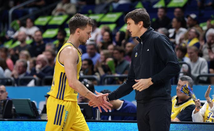Martin Hermannsson klatscht ab mit Trainer Pedro Calles Aktion Oberkörper Basketball BBL Bundesliga Herren 1. Spieltag Saison 2026 2027 18.09.2026 ALBA Berlin vs. Niners Chemnitz 99ers