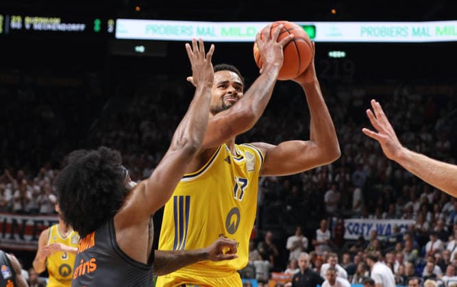 Stefan Smith, Norris Agbakoko am Ball Zweikampf Spielszene Aktion Basketball BBL Bundesliga Herren 1. Spieltag Saison 2026 2027 18.09.2026 ALBA Berlin vs. Niners Chemnitz 99ers