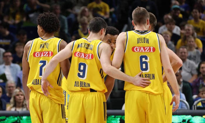 Jack Kayil, Jonas Mattisseck, Norris Agbakoko, Malte Delow, Spieler beraten sich Aktion Oberkörper Basketball BBL Bundesliga Herren 1. Spieltag Saison 2026 2027 18.09.2026 ALBA Berlin vs. Niners Chemnitz 99ers