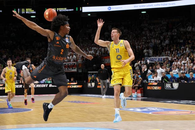 Stefan Smith, Joe Wieskamp Zweikampf Spielszene Aktion Basketball BBL Bundesliga Herren 1. Spieltag Saison 2026 2027 18.09.2026 ALBA Berlin vs. Niners Chemnitz 99ers