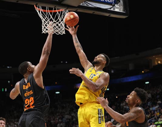 Nighael Ceaser, Norris Agbakoko am Ball Zweikampf Spielszene Aktion Basketball BBL Bundesliga Herren 1. Spieltag Saison 2026 2027 18.09.2026 ALBA Berlin vs. Niners Chemnitz 99ers