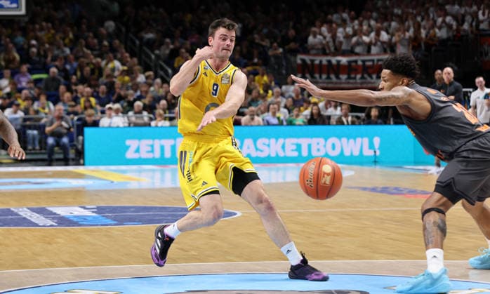 Jonas Mattisseck am Ball, Urald King Zweikampf Spielszene Aktion Basketball BBL Bundesliga Herren 1. Spieltag Saison 2026 2027 18.09.2026 ALBA Berlin vs. Niners Chemnitz 99ers