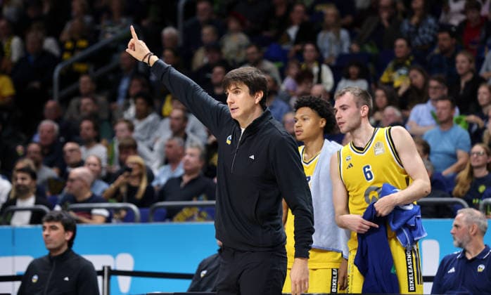 Trainer Pedro Calles zeigend, Jack Kayil, Malte Delow Aktion Oberkörper Basketball BBL Bundesliga Herren 1. Spieltag Saison 2026 2027 18.09.2026 ALBA Berlin vs. Niners Chemnitz 99ers