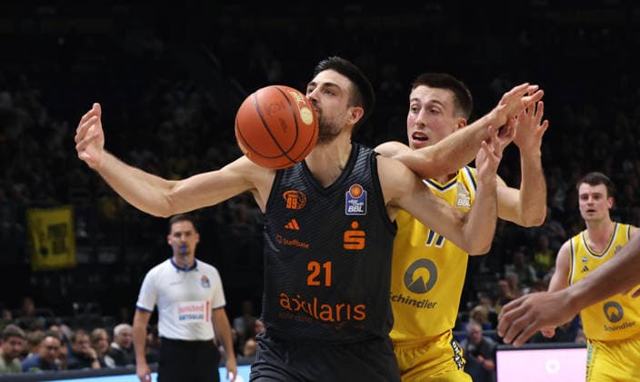 Mateo Seric am Ball, Joe Wieskamp Zweikampf Spielszene Aktion Basketball BBL Bundesliga Herren 1. Spieltag Saison 2026 2027 18.09.2026 ALBA Berlin vs. Niners Chemnitz 99ers