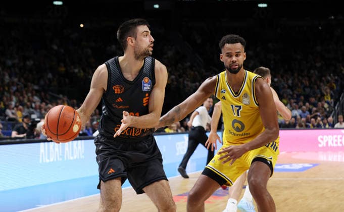 Mateo Seric am Ball, Norris Agbakoko Zweikampf Spielszene Aktion Basketball BBL Bundesliga Herren 1. Spieltag Saison 2026 2027 18.09.2026 ALBA Berlin vs. Niners Chemnitz 99ers