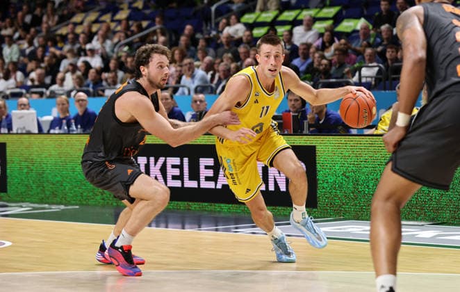 Ben Burnham, Joe Wieskamp am Ball Zweikampf Spielszene Aktion Basketball BBL Bundesliga Herren 1. Spieltag Saison 2026 2027 18.09.2026 ALBA Berlin vs. Niners Chemnitz 99ers