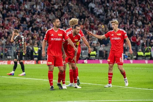 Fußball, Herren, Saison 2026 2027, 1. Bundesliga (4. Spieltag), FC Bayern München - 1. FC Union Berlin, v. l. Rani Khedira (1. FC Union Berlin), Christopher Trimmel (1. FC Union Berlin), Leopold Querfeld (1. FC Union Berlin), Aljoscha Kemlein (1. FC Union Berlin), 18.09.2026, Copyright: xMatthiasxKochx