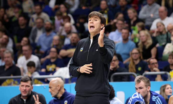 Trainer Pedro Calles gibt Anweisungen Aktion Oberkörper Basketball BBL Bundesliga Herren 1. Spieltag Saison 2026 2027 18.09.2026 ALBA Berlin vs. Niners Chemnitz 99ers