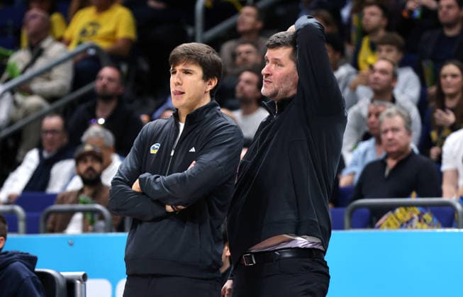 Trainer Pedro Calles, Co Trainer Sebastian Trzcionka nachdenklich Aktion Oberkörper Basketball BBL Bundesliga Herren 1. Spieltag Saison 2026 2027 18.09.2026 ALBA Berlin vs. Niners Chemnitz 99ers