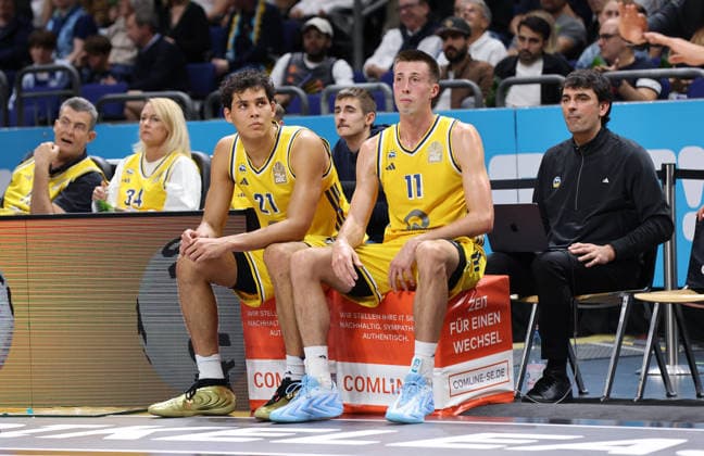 Neuzugänge Brandon Angel, Joe Wieskamp vor Einwechselung, Co Trainer Vladimir Bogojevic Basketball BBL Bundesliga Herren 1. Spieltag Saison 2026 2027 18.09.2026 ALBA Berlin vs. Niners Chemnitz 99ers