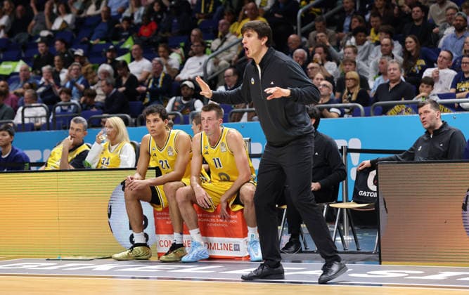 Neuzugänge Brandon Angel, Joe Wieskamp vor Einwechselung, Trainer Pedro Calles gibt Anweisungen Basketball BBL Bundesliga Herren 1. Spieltag Saison 2026 2027 18.09.2026 ALBA Berlin vs. Niners Chemnitz 99ers