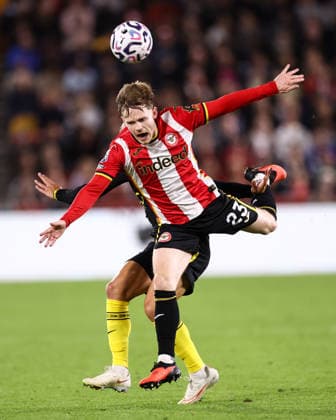 Brentford v Chelsea 18 September 2026, London - Premier League Football - Brentford v Chelsea - Pedro Neto of Chelsea pushes Keane Lewis-Potter of Brentford in the back - Photo: Jacques Feeney Offside. London UK Copyright: xJacquesxFeeneyx xOffsidexOffside