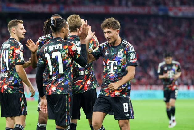 Jubel zum Tor zum 6:0 durch Michael Olise (FC Bayern Muenchen, 17), mit Tom Bischof (FC Bayern Muenchen, 08), GER, FC Bayern Muenchen vs. 1. FC Union Berlin, Fussball, Bundesliga, 4. Spieltag, Saison 2026 2027, 18.09.2026, DFL DFB REGULATIONS PROHIBIT ANY USE OF PHOTOGRAPHS as IMAGE SEQUENCES and or QUASI-VIDEO, GER, FC Bayern Muenchen vs. 1. FC Union Berlin, Fussball, Bundesliga, 4. Spieltag, Saison 2026 2027, 18.09.2026 Muenchen Copyright: xEibner-Pressefoto JennixMaulx EP_JML