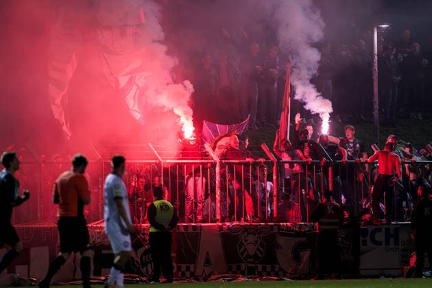 2026.09.18, xkwix, Fußball, Regionalliga West, SV Rödinghausen - FC Gütersloh, Häcker Wiehenstadion, 9.Spieltag, Saison 2026 2027: Pyrotechnik im Gaesteblock nach Tor zum 0:1 durch Patrik Twardzik (FC Gütersloh 18) DFB regulations prohibit any use of photographs as image sequences and or quasi-video. Photo: xKamilxWilkowskixPressefotoKochx Nordrhein-Westfalen Deutschland