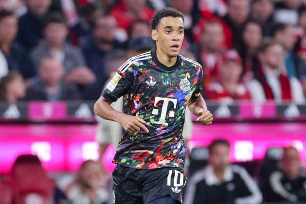 Jamal Musiala (FC Bayern Muenchen) schaut waehrend des spiels der 1. Bundesliga zwischen FC Bayern Muenchen und 1. FC Union Berlin, Allianz Arena am 18. September 2026 in Muenchen, Deutschland. (Foto von Marco Steinbrenner DeFodi Images) +++ Jamal Musiala (FC Bayern Muenchen) looks on during the Bundesliga match between FC Bayern Muenchen and 1. FC Union Berlin at Allianz Arena on September 18, 2026 in Munich, Germany. (Photo by Marco Steinbrenner DeFodi Images) DFB DFL REGULATIONS PROHIBIT ANY USE OF PHOTOGRAPHS AS IMAGE SEQUENCES AND OR QUASI-VIDEO. (Photo by Marco Steinbrenner DeFodi Images) -