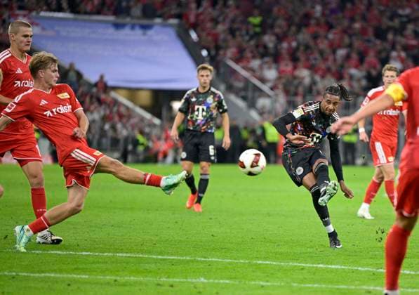 18.09.2026, Fussball Bundesliga 2026 2027, 4.Spieltag, FC Bayern München - 1.FC Union Berlin, in der Allianz-Arena München, Michael Olise (FC Bayern München) trifft zum 7:0
