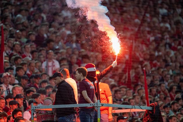 FC Bayern Fan mit Pyro, FC Bayern Muenchen - 1. FC Union Berlin, Fussball Bundesliga, 4. Spieltag, 18.09.2026 DFB regulations prohibit any use of photographs as image sequences and or quasi-video Muenchen Bayern Deutschland
