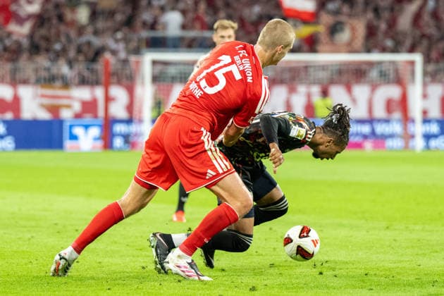 Tom Rothe 15 (1. FC Union Berlin), Michael Olise 17 (FC Bayern Muenchen), FC Bayern Muenchen - 1. FC Union Berlin, Fussball Bundesliga, 4. Spieltag, 18.09.2026 DFB regulations prohibit any use of photographs as image sequences and or quasi-video Muenchen Bayern Deutschland