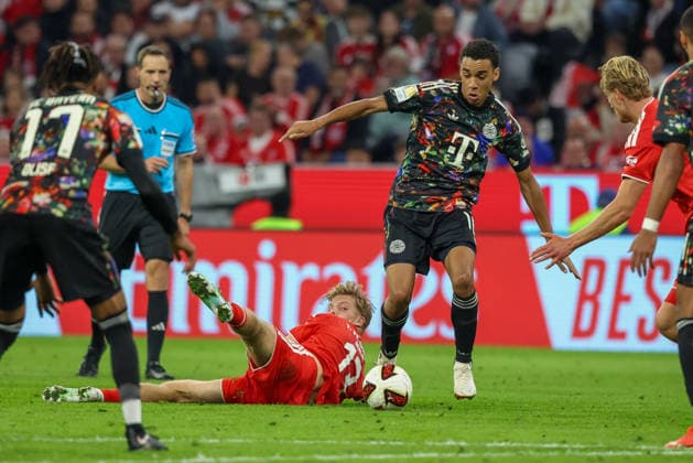 Jamal Musiala (FC Bayern Muenchen, 10) mit Leopold Querfeld (1. FC Union Berlin, 14), GER, FC Bayern Muenchen vs. 1. FC Union Berlin, Fussball, Bundesliga, 4. Spieltag, Saison 2026 2027, 18.09.2026, DFL DFB REGULATIONS PROHIBIT ANY USE OF PHOTOGRAPHS as IMAGE SEQUENCES and or QUASI-VIDEO, GER, FC Bayern Muenchen vs. 1. FC Union Berlin, Fussball, Bundesliga, 4. Spieltag, Saison 2026 2027, 18.09.2026 Muenchen Copyright: xEibner-Pressefoto JennixMaulx EP_JML