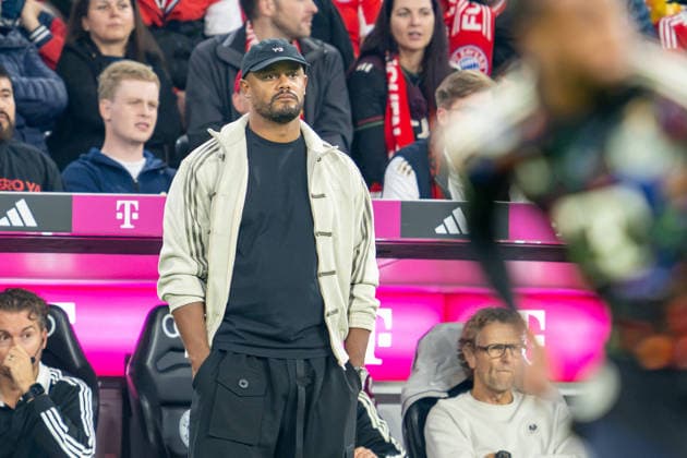Cheftrainer Vincent Kompany (FC Bayern Muenchen) etwas gealngweilt, FC Bayern Muenchen - 1. FC Union Berlin, Fussball Bundesliga, 4. Spieltag, 18.09.2026 DFB regulations prohibit any use of photographs as image sequences and or quasi-video Muenchen Bayern Deutschland